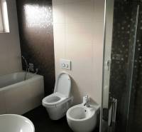 3 izbový byt, 50 m2 terasa, 2PS, Gajarská ulica, Záhorská Bystrica - Kúpeľňa v 3-izbovom byte s rohovou vaňou a sprchovacím kútom.