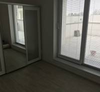 3 izbový byt, 50 m2 terasa, 2PS, Gajarská ulica, Záhorská Bystrica - Svetlý interiér 3-izbového bytu s podlahou s dreveným dekorom a vstavanou skriňou.