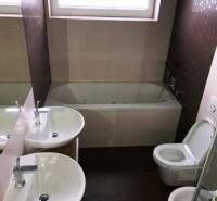 3 izbový byt, 50 m2 terasa, 2PS, Gajarská ulica, Záhorská Bystrica - Kúpeľňa v 3-izbovom byte s vaňou, dvoma umývadlami a toaletou.
