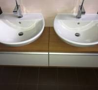 3 izbový byt, 50 m2 terasa, 2PS, Gajarská ulica, Záhorská Bystrica - Dvojité umývadlo so skrinkou v 3-izbovom byte s podlahou s dreveným dekorom.