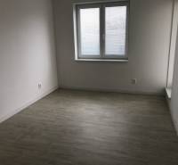 3 izbový byt, 50 m2 terasa, 2PS, Gajarská ulica, Záhorská Bystrica - Prázdna izba s oknom a podlahou s dreveným dekorom v 3-izbovom byte.