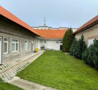 Predaj budovy v centre mesta - Rodinný dom na ulici M. A. Beňovského vo Vrbovom s trávnikom a dláždenou terasou.