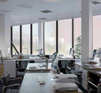 Kancelárie vo vysokom štandarde v centre Žiliny - Kancelárie s počítačmi, stoličkami a veľkými oknami, podlaha s dreveným dekorom.