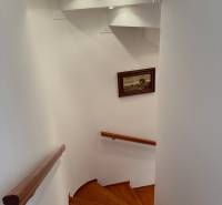 PREDAJ : ŠTÝLOVÝ RODINNÝ DOM S BAZÉNOM, KOMÁRNO - Točité schody s podlahou s dreveným dekorom v rodinnom dome.