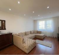 PREDAJ : ŠTÝLOVÝ RODINNÝ DOM S BAZÉNOM, KOMÁRNO - Obývacia izba s veľkou sedačkou, podlahou s dreveným dekorom a starožitným nábytkom.