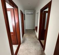 PREDAJ : ŠTÝLOVÝ RODINNÝ DOM S BAZÉNOM, KOMÁRNO - Chodba v rodinnom dome s bielymi stenami, kobercom a drevenými zárubňami.