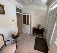 PREDAJ : ŠTÝLOVÝ RODINNÝ DOM S BAZÉNOM, KOMÁRNO - Jedáleň v rodinnom dome so stropom s reliéfmi a ornamentálnou podlahou, stôl a kreslo.