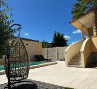 PREDAJ : ŠTÝLOVÝ RODINNÝ DOM S BAZÉNOM, KOMÁRNO - Rodinný dom v Komárne, exteriér so záhradou, bazénom a relaxačným kútikom.