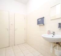 Na predaj ambulancia 101m2, Bratislavská ul. - Žilina - Kancelária s umývadlom, dávkovačmi a zrkadlom. Obklady biele, podlaha svetlá.