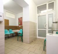 Na predaj ambulancia 101m2, Bratislavská ul. - Žilina - Čakáreň v kancelárii s tyrkysovými stoličkami a nádobou na vodu.