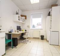 Na predaj ambulancia 101m2, Bratislavská ul. - Žilina - Kancelária s dlažbou, priestor s počítačom, nábytkom a kávovarom.