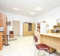 Na predaj ambulancia 101m2, Bratislavská ul. - Žilina - Kancelárie s bielymi stenami, dreveným nábytkom a keramickou podlahou.