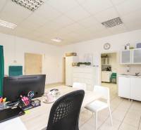 Na predaj ambulancia 101m2, Bratislavská ul. - Žilina - Kancelária s nábytkom, počítačom a kuchynkou, na podlahe sú dlaždice.