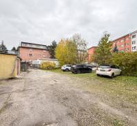 Na predaj ambulancia 101m2, Bratislavská ul. - Žilina - Parkovisko s autami na Bratislavskej ulici v Žiline pri kanceláriách.