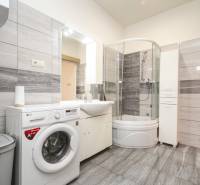 Veľký 6i RD, SUPER ivestičná príležitosť, Tr. Teplá - Kúpeľňa v rodinnom dome, sprchovací kút, práčka na ulici M. R. Štefánika.