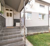 Veľký 6i RD, SUPER ivestičná príležitosť, Tr. Teplá - Vstupné schody na M. R. Štefánika pri rodinnom dome, so skalnatým obkladom stien.