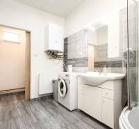 Veľký 6i RD, SUPER ivestičná príležitosť, Tr. Teplá - Moderne ladená kúpeľňa, práčka, sprcha v dome na ulici M. R. Štefánika.