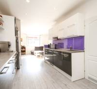 Veľký 6i RD, SUPER ivestičná príležitosť, Tr. Teplá - Kuchyňa v rodinnom dome na ulici M. R. Štefánika s fialovým obkladom.