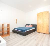 Veľký 6i RD, SUPER ivestičná príležitosť, Tr. Teplá - Na ulici M. R. Štefánika, izba v rodinnom dome s dreveným nábytkom.