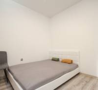 Veľký 6i RD, SUPER ivestičná príležitosť, Tr. Teplá - Na ulici M. R. Štefánika útulná izba s posteľou vedľa rodinného domu.