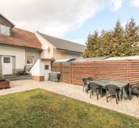 Veľký 6i RD, SUPER ivestičná príležitosť, Tr. Teplá - Rodinný dom s terasou na ulici M. R. Štefánika, exteriérové posedenie, upravená záhrada.