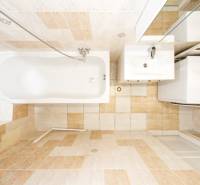 Veľký 6i RD, SUPER ivestičná príležitosť, Tr. Teplá - Kúpeľňa na ulici M. R. Štefánika v rodinnom dome s vaňou a umývadlom.