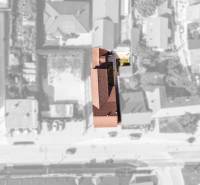 Veľký 6i RD, SUPER ivestičná príležitosť, Tr. Teplá - Rodinný dom s červenou strechou na ulici M. R. Štefánika, obklopený ďalšími budovami.