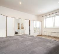 Veľký 6i RD, SUPER ivestičná príležitosť, Tr. Teplá - Izba v rodinnom dome na ulici M. R. Štefánika, jednoduché línie, veľké zrkadlá.