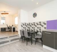 Veľký 6i RD, SUPER ivestičná príležitosť, Tr. Teplá - Jedálenský kút s geometrickou stenou, vedľa pracovne, v rodinnom dome na ulici M. R. Štefánika.