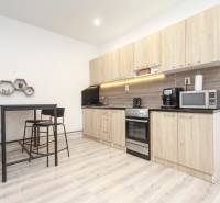 Veľký 6i RD, SUPER ivestičná príležitosť, Tr. Teplá - Na ulici M. R. Štefánika je v Rodinnom dome svetlá kuchyňa s barovým sedením.