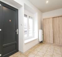 Veľký 6i RD, SUPER ivestičná príležitosť, Tr. Teplá - Vstupná chodba rodinného domu na ulici M. R. Štefánika s tmavými dverami a skriňou.