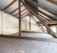 Veľký 6i RD, SUPER ivestičná príležitosť, Tr. Teplá - Podkrovný priestor s drevenými trámami v rodinnom dome na ulici M. R. Štefánika.