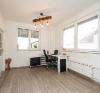 Veľký 6i RD, SUPER ivestičná príležitosť, Tr. Teplá - Rodinný dom s kanceláriou, na ulici M. R. Štefánika svetlý interiér a drevená podlaha.