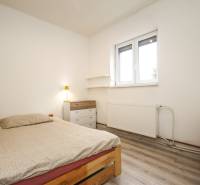 Veľký 6i RD, SUPER ivestičná príležitosť, Tr. Teplá - Jednoduchá izba v rodinnom dome s posteľou a oknom na ulici M. R. Štefánika.