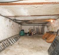 Veľký 6i RD, SUPER ivestičná príležitosť, Tr. Teplá - Suterén s náradím v rodinnom dome na ulici M. R. Štefánika.