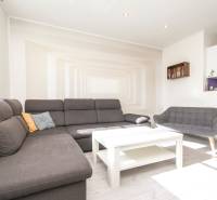 Veľký 6i RD, SUPER ivestičná príležitosť, Tr. Teplá - Svetlá obývačka na ulici M. R. Štefánika s pohovkami a konferenčným stolíkom v rodinnom dome.