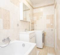 Veľký 6i RD, SUPER ivestičná príležitosť, Tr. Teplá - Kúpeľňa s dlažbou, vaňou, umývadlom, práčkou na ulici M. R. Štefánika v rodinnom dome.