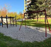 NA PREDAJ 1-IZBOVÝ BYT (37m2), SENICA, HVIEZDOSLAVOVA UL. - Detské ihrisko v blízkosti 1-izbového bytu na Hviezdoslavovej ulici v Senici.