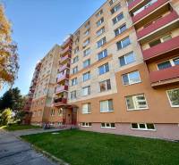 NA PREDAJ 1-IZBOVÝ BYT (37m2), SENICA, HVIEZDOSLAVOVA UL. - Bytový dom na Hviezdoslavovej ulici v Senici ponúka 1-izbové byty.