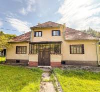 5i RD s garážou, Čierna Lehota, okr. Bánovce n./B. - Rodinný dom v Čiernej Lehote s trávnatou záhradou a slnečným okolím.