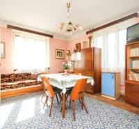 5i RD s garážou, Čierna Lehota, okr. Bánovce n./B. - Interiér rodinného domu s kobercami, drevenými stoličkami a presklenými skrinkami.