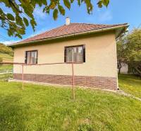 5i RD s garážou, Čierna Lehota, okr. Bánovce n./B. - Rodinný dom v Čiernej Lehote s trávnatým pozemkom a jednoduchým tehlovým dekorom.