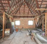 5i RD s garážou, Čierna Lehota, okr. Bánovce n./B. - Podkrovie v rodinnom dome s odhalenou strešnou konštrukciou a tehlovými stenami.