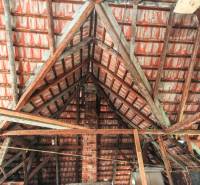 5i RD s garážou, Čierna Lehota, okr. Bánovce n./B. - Podkrovie rodinného domu s drevenými trámami a tehlovou strešnou krytinou.