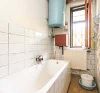 5i RD s garážou, Čierna Lehota, okr. Bánovce n./B. - Kúpeľňa v rodinnom dome s vaňou, bielymi dlaždicami a oknom.