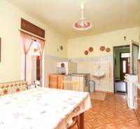 5i RD s garážou, Čierna Lehota, okr. Bánovce n./B. - Kuchyňa v rodinnom dome s dreveným dekorom, tradičný nábytok a dekorácie.