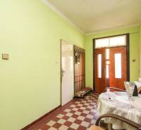 5i RD s garážou, Čierna Lehota, okr. Bánovce n./B. - Chodba rodinného domu s mintovými stenami, drevenými dverami a kockovanou podlahou.