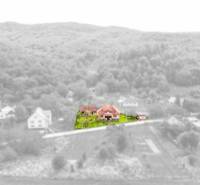 5i RD s garážou, Čierna Lehota, okr. Bánovce n./B. - Rodinný dom v Čiernej Lehote, obklopený zeleňou a okolitou krajinou.