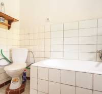 5i RD s garážou, Čierna Lehota, okr. Bánovce n./B. - Kúpeľňa s vaňou a toaletou v Rodinnom dome. Biele kachličky dominujú priestoru.