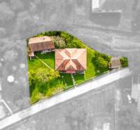 5i RD s garážou, Čierna Lehota, okr. Bánovce n./B. - Letecký pohľad na rodinný dom v Čiernej Lehote so záhradou a vedľajšou stavbou.